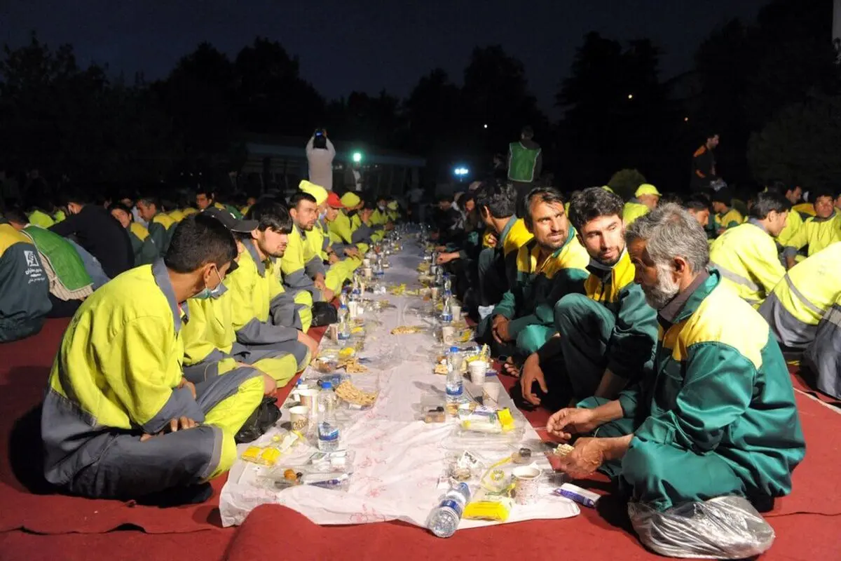 افطاری پاکبانان و باغبانان در پارک ملت تهران