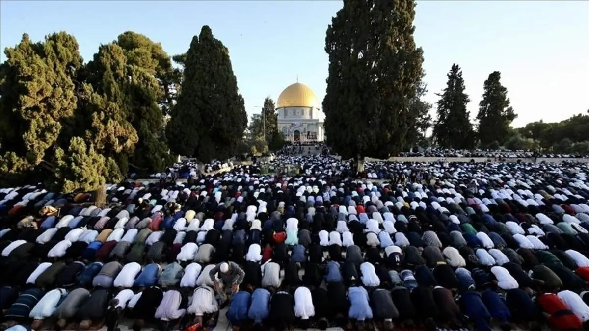 اقامه نماز عید فطر در مسجدالاقصی با حضور پرشور فلسطینیان + فیلم