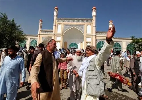 رقص جنجالی مامور امر به معروف طالبان با آهنگ سیاه نرمه نرمه!+ فیلم