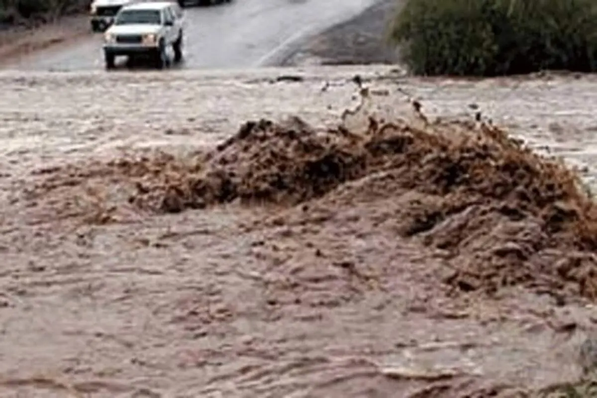 سیل مینیبوس روستای قلعه یزدان را واژگون کرد + عکس