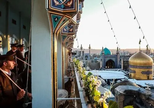 نقاره‌زنی صبح عید فطر در حرم رضوی+ فیلم