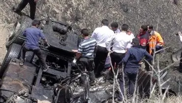 سقوط اتوبوس به دره در دهدز با ۲ کشته و ۱۵ زخمی