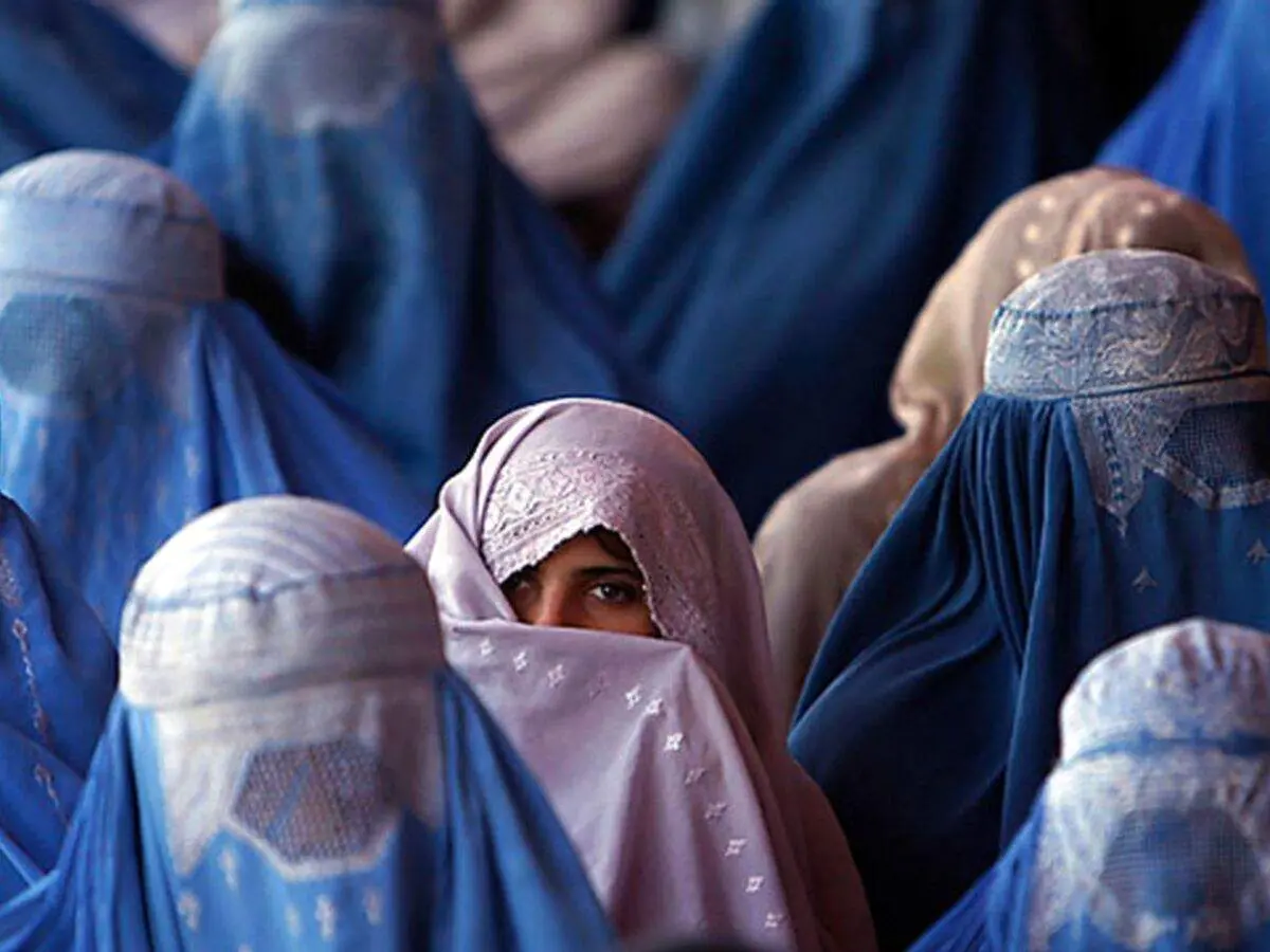دستور رهبر طالبان: فقط چشمانتان باید دیده شود