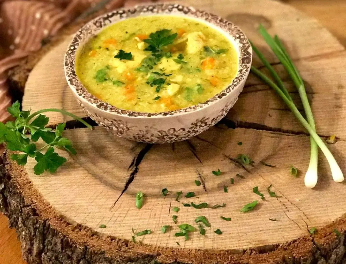 طرز تهیه سوپ برنج نیم دانه با سبزیجات و عصاره مرغ