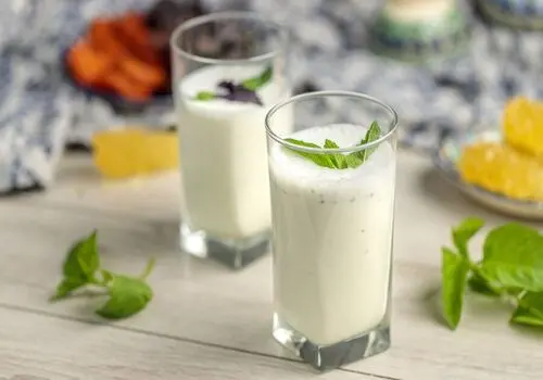 چگونه نعناع خشک را به طور یکنواخت در دوغ حل کنیم؟