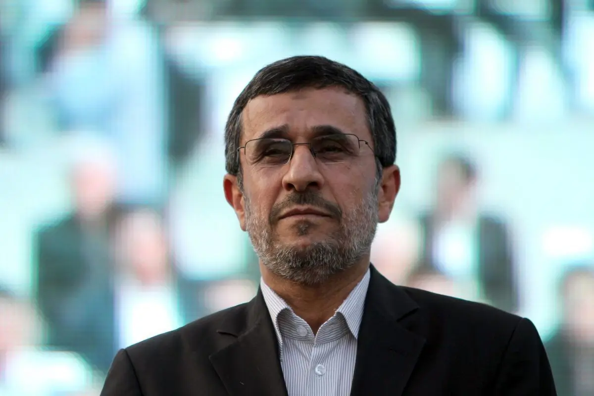 عکس یادگاری خاص احمدی‌نژاد با هوادارش + فیلم