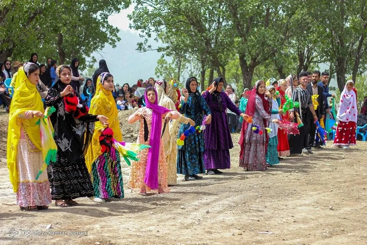 پوشش زیبا و شاد دختران و زنان بختیاری در عروسی
