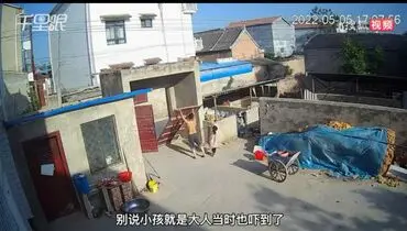 نجات معجزه آسای کودکان از سقوط درب آهنی+فیلم