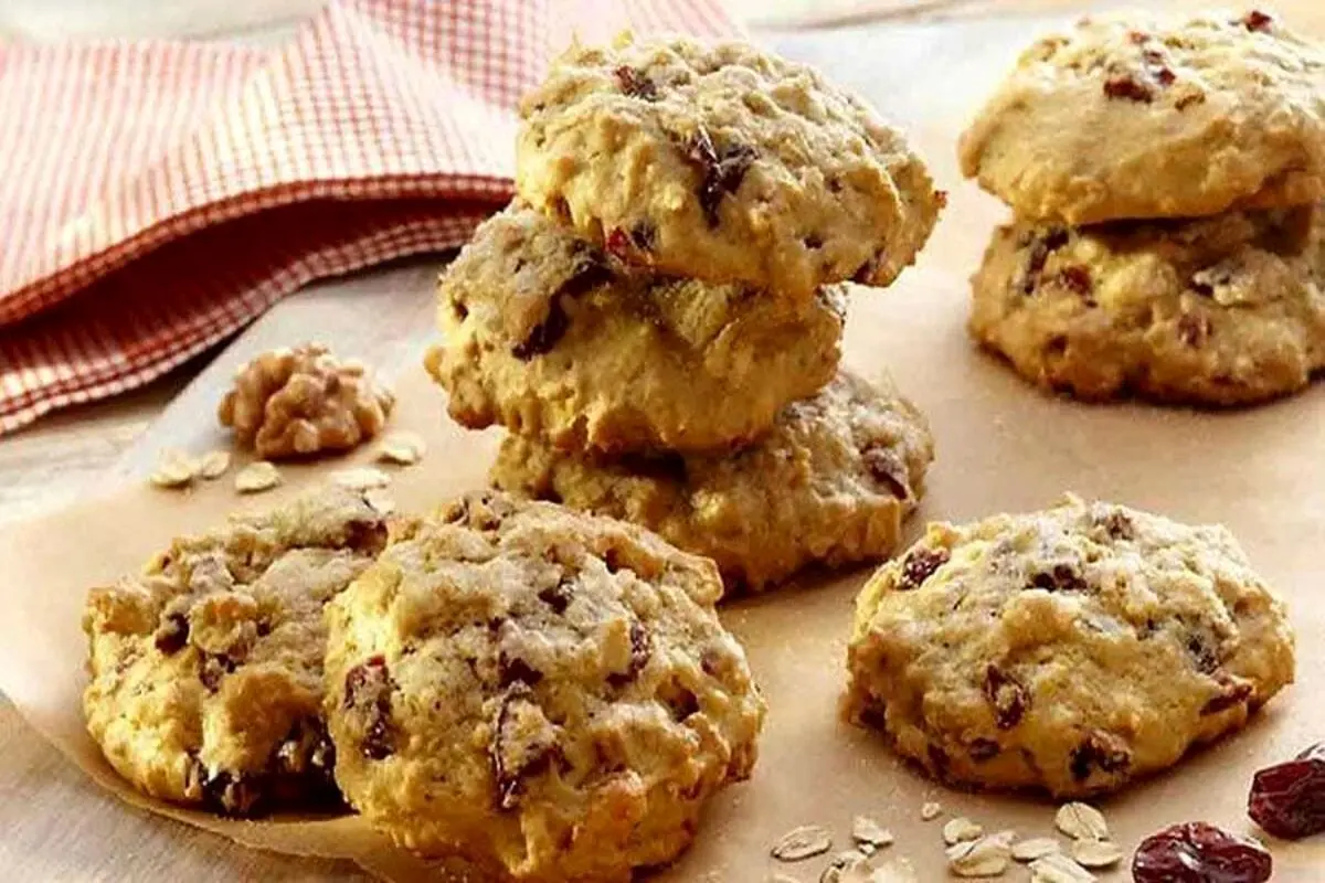 طرز تهیه کوکی گردویی کشمشی خانگی شکلاتی بدون کره