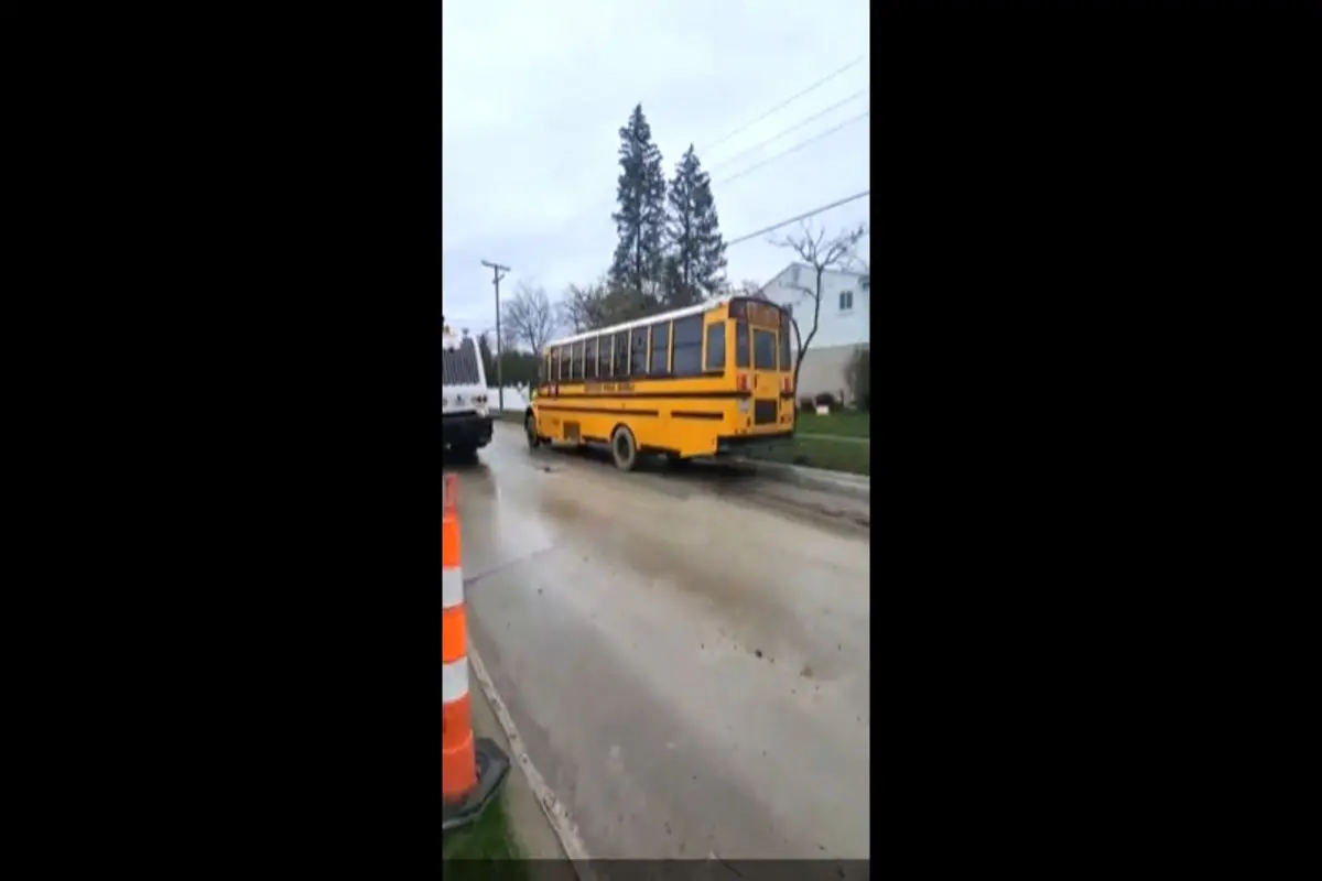 لحظه تخریب خیابان توسط اتوبوس مدرسه+ فیلم
