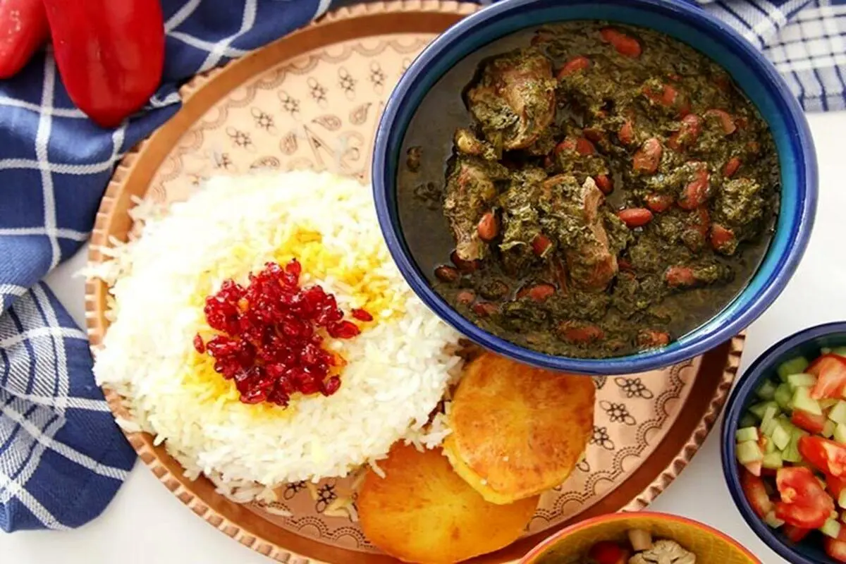 طرز تهیه خورش قورمه سبزی مجلسی با گوشت و لوبیا