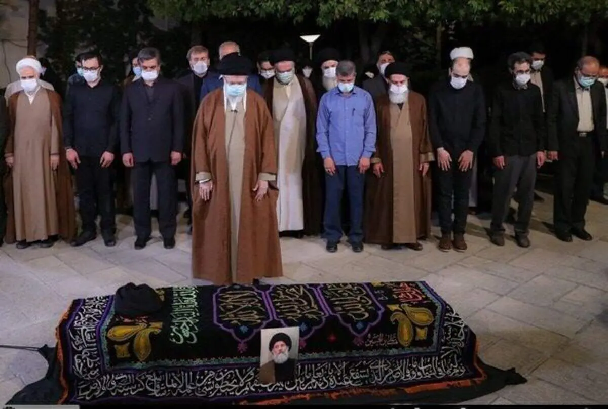اقامه نماز رهبر معظم انقلاب بر پیکر مرحوم فاطمی‌نیا