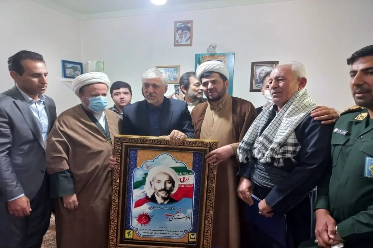 هدیه مقام معظم رهبری به خانواده یک شهید روحانی در اشنویه اهدا شد