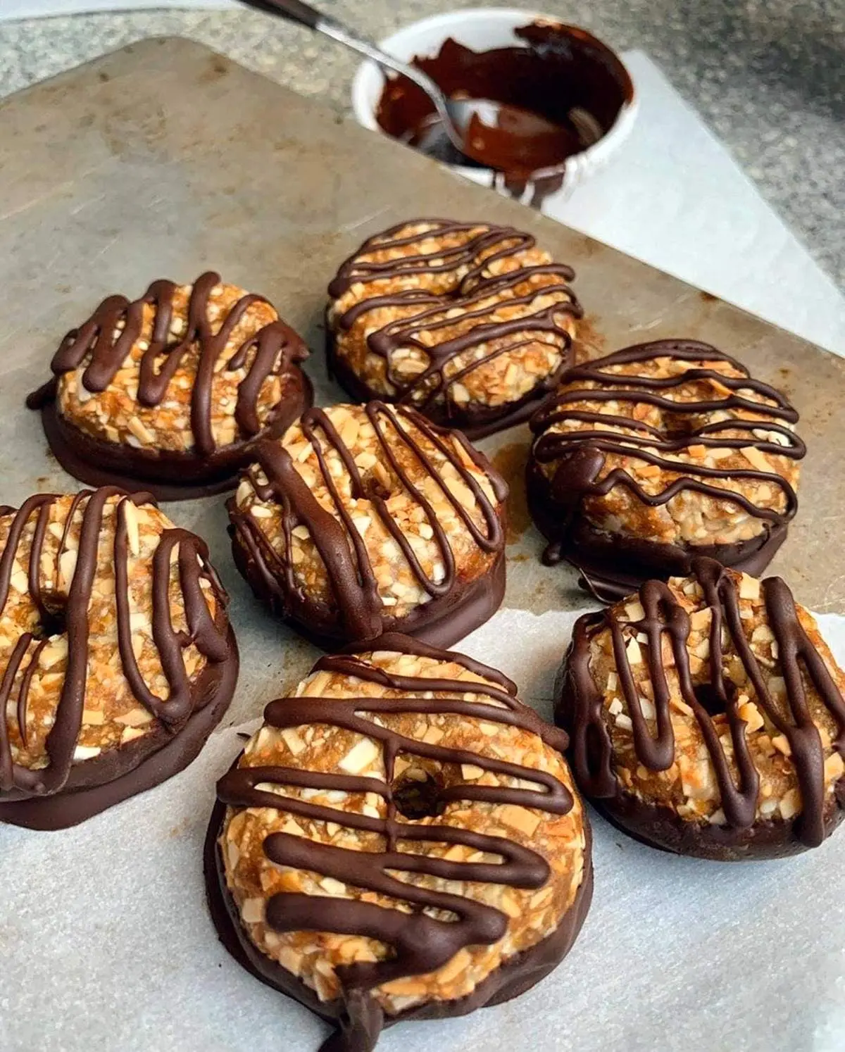 طرز تهیه شیرینی وگان نارگیلی گردویی بدون فر