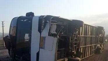 واژگونی اتوبوس در اتوبان ساوه ـ همدان/ هنوز آمار دقیق مصدومان مشخص نیست‌