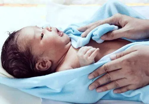 فروش نوزاد ۹۰ میلیونی در کمپ معتادان خبرساز شد
