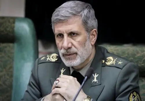 قاب خاص امیر حاتمی در حال نشانه‌گیری با مسلسل در کنار سپهبد باقری