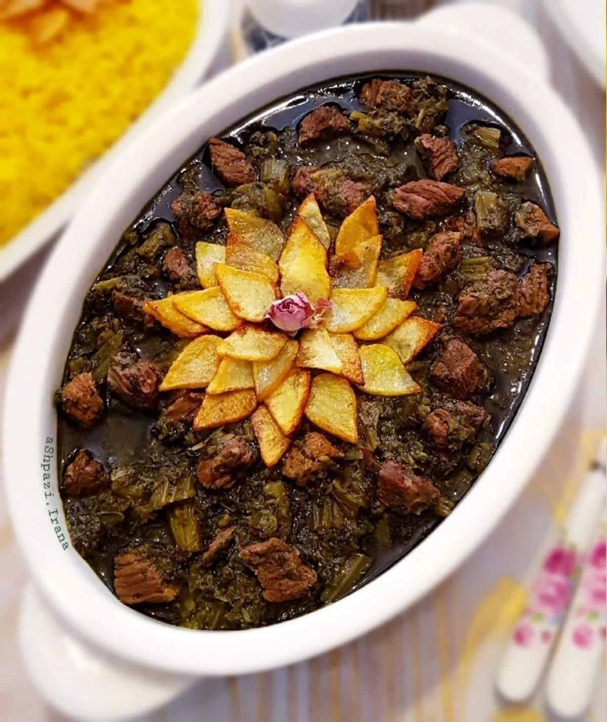 دستور پخت خورش کرفس خوشمزه و مجلسی با گوشت، لوبیا و نعنا و جعفری