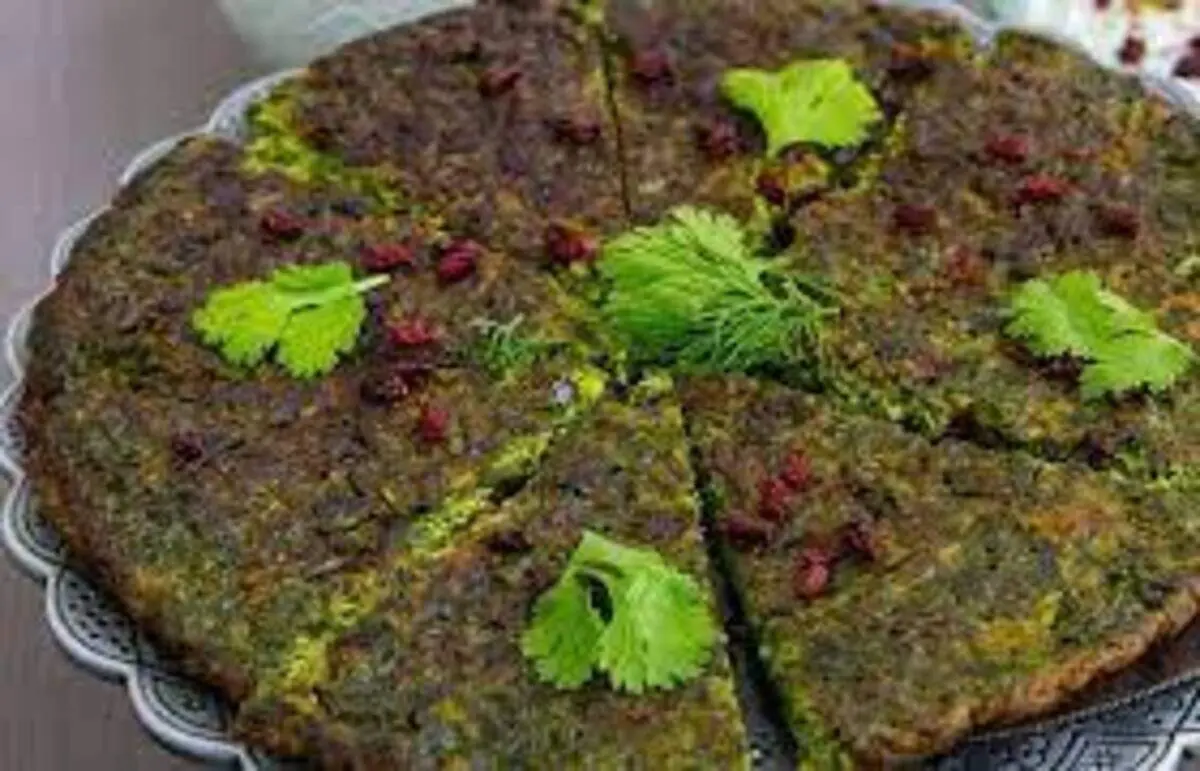 طرز تهیه کوکو سبزی با سبزی خشک و پودر گردو خوشمزه و مجلسی