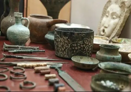 کشف ۱۱ قلم اشیا تاریخی ارزشمند در خرم‌آباد 
