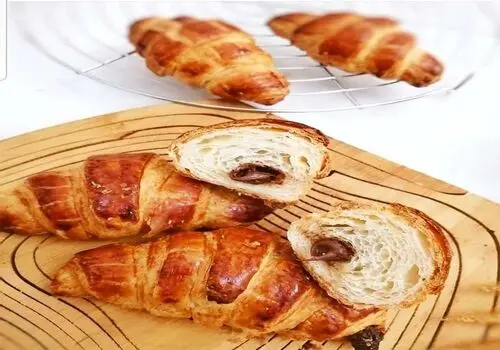 آموزش گام‌به‌گام تهیه کروسان خانگی با خمیر هزارلا
