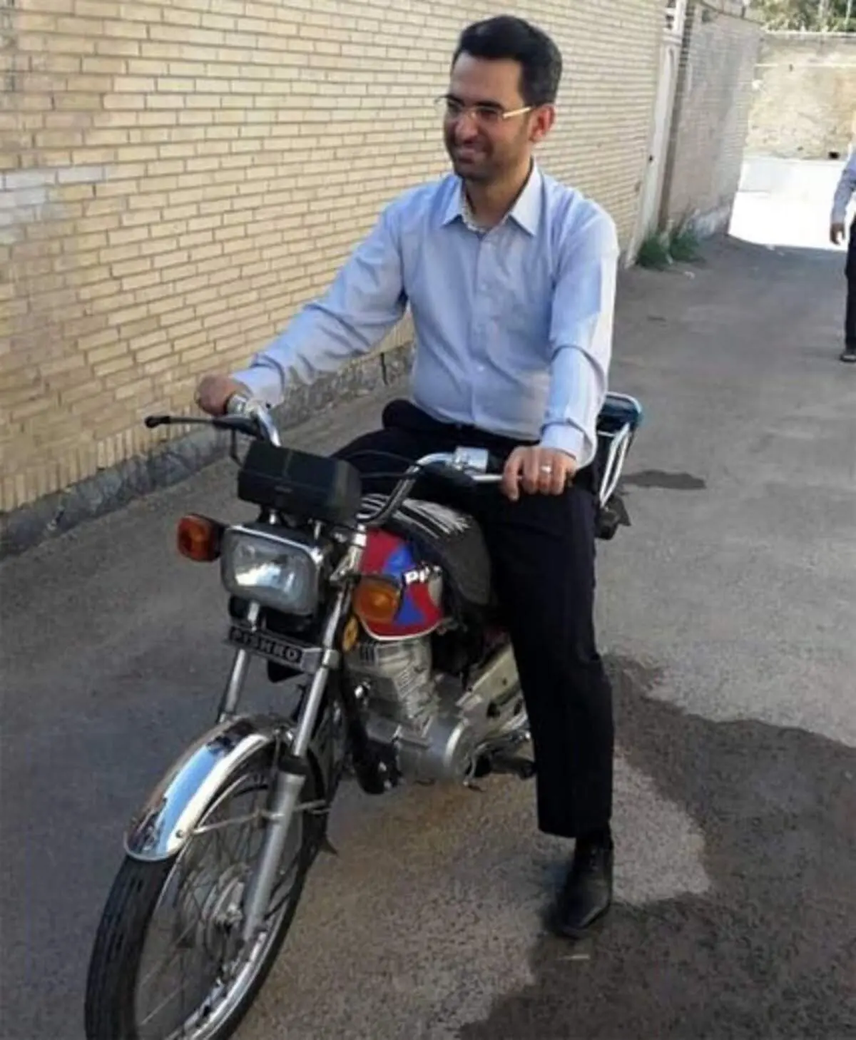 پاسخ تند و تیز آذری جهرمی به ادعای «هفتاد میلیون تومان زیان انباشته در تولید هر خودرو » مدیر شرکت خودروساز