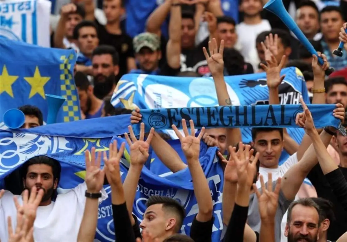 جشن قهرمانی بازیکنان استقلال پس از شکست پرسپولیس مقابل سپاهان + فیلم