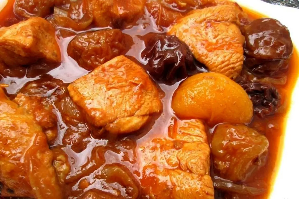 دستور پخت خورشت مرغ و آلو بخارا مجلسی و خوشمزه جا افتاده شمالی