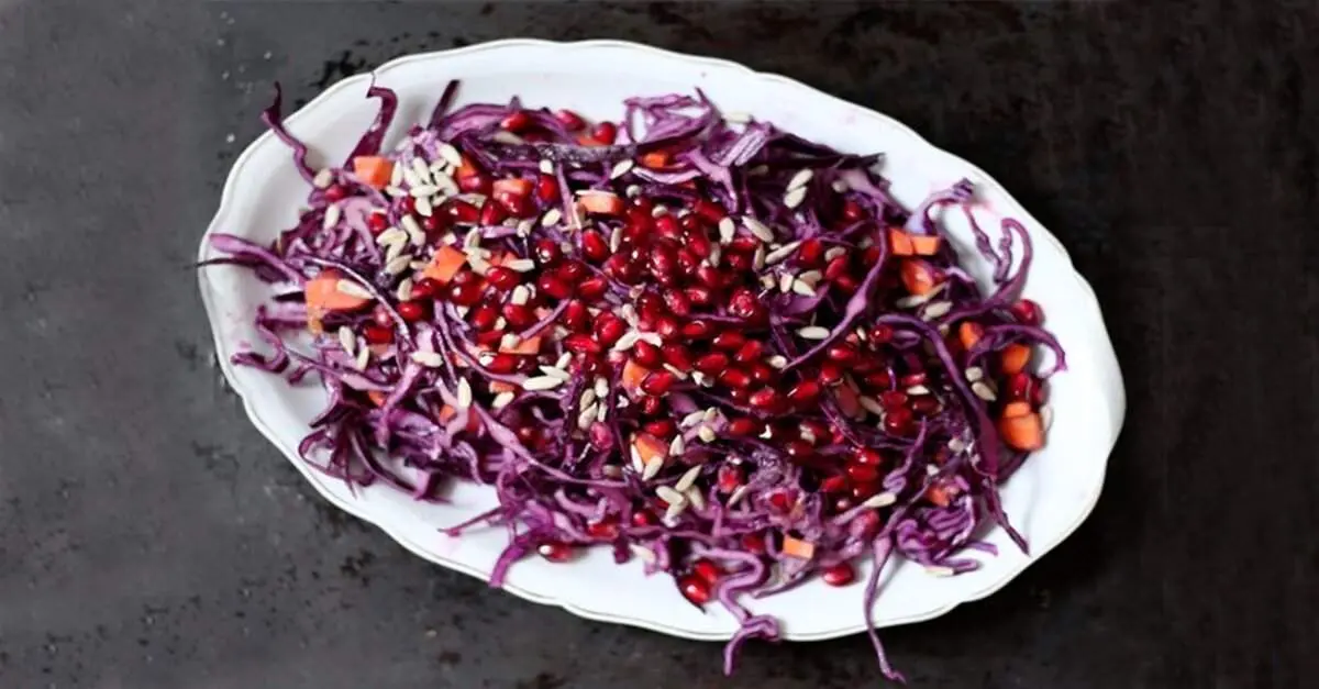 دستور پخت و طرز تهیه سالاد انار خوشمزه و مخصوص با کلم قرمز و سس مایونز