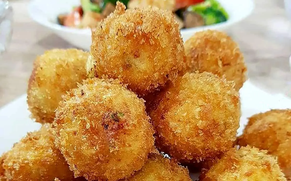 طرز تهیه توپ سیب زمینی سوخاری با کالباس و پنیر بدون گوشت