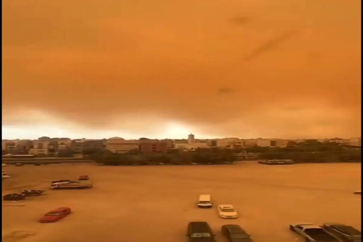 لحظه ورود طوفان گرد و غبار به کویت+فیلم