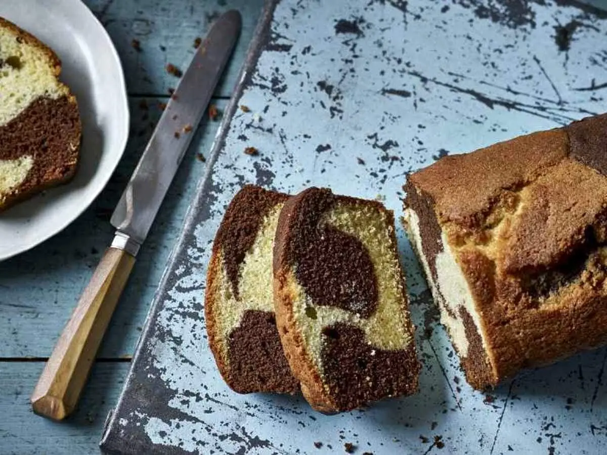 طرز تهیه کیک دو رنگ اسفنجی ساده و شکلاتی