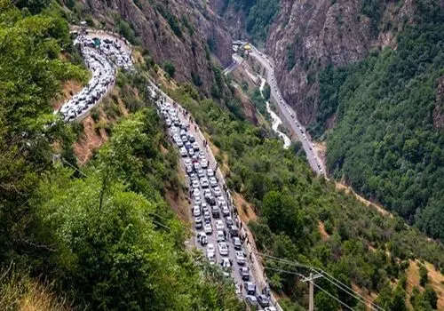  تردد خودروها از آزادراه شمال و جاده چالوس به سمت مرزن آباد ممنوع شد