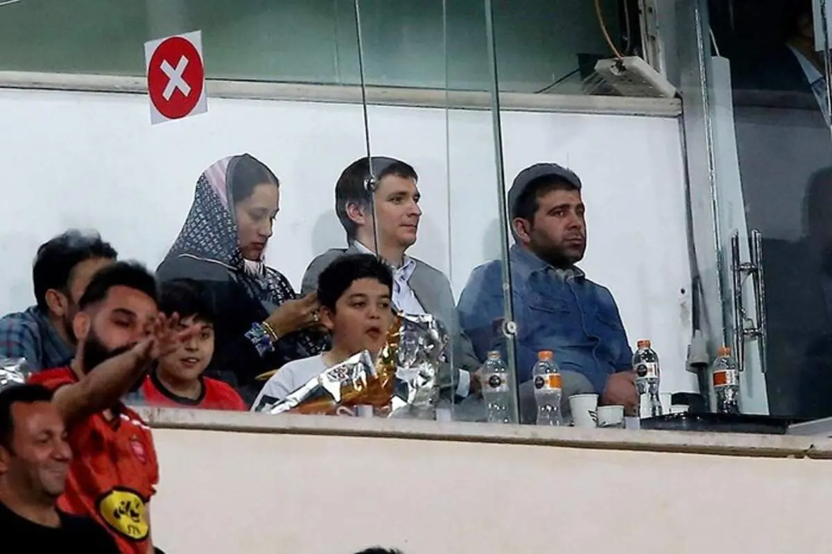 تنها زن تماشاگر بازی پرسپولیس در ورزشگاه آزادی چه کسی بود؟ + عکس