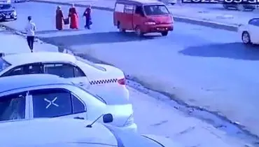 خونسردی یک زن هنگام عبور از بزرگراه باعث تصادف شد+فیلم
