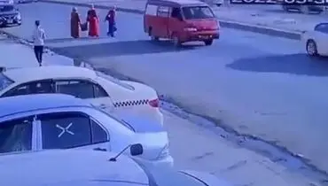 خونسردی یک زن هنگام عبور از بزرگراه باعث تصادف شد+فیلم