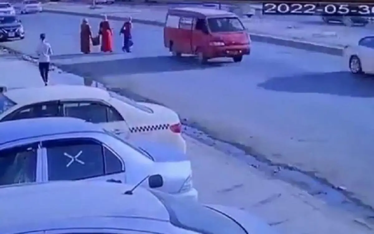 خونسردی یک زن هنگام عبور از بزرگراه باعث تصادف شد+فیلم