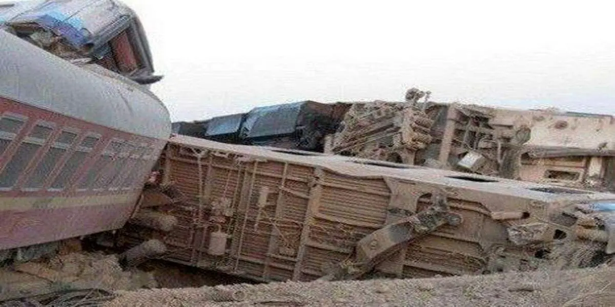 تصاویر هوایی از محل حادثه خروج از ریل قطار مشهد-یزد + فیلم