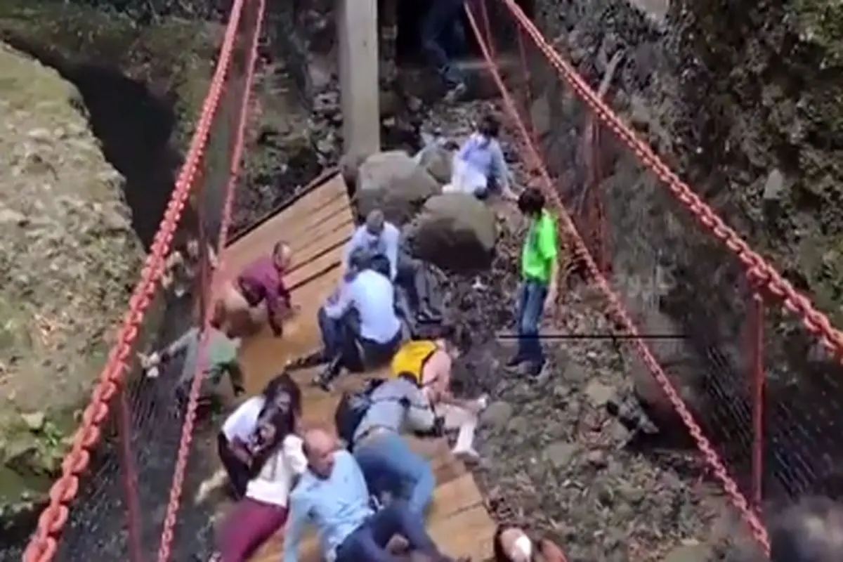 سقوط وحشتناک آقای شهردار و همسرش از روی پل معلق+فیلم