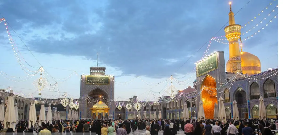 زائران حرم امام رضا(ع)