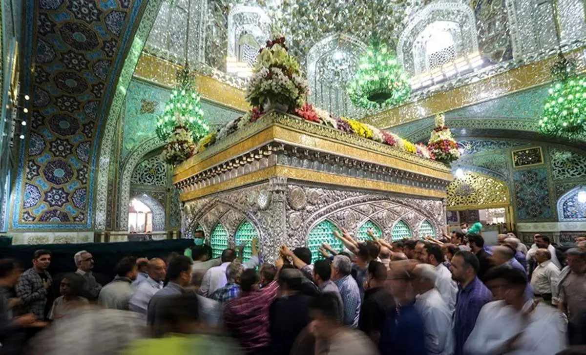 تعویض گل روی ضریح مطهر امام رضا (ع)