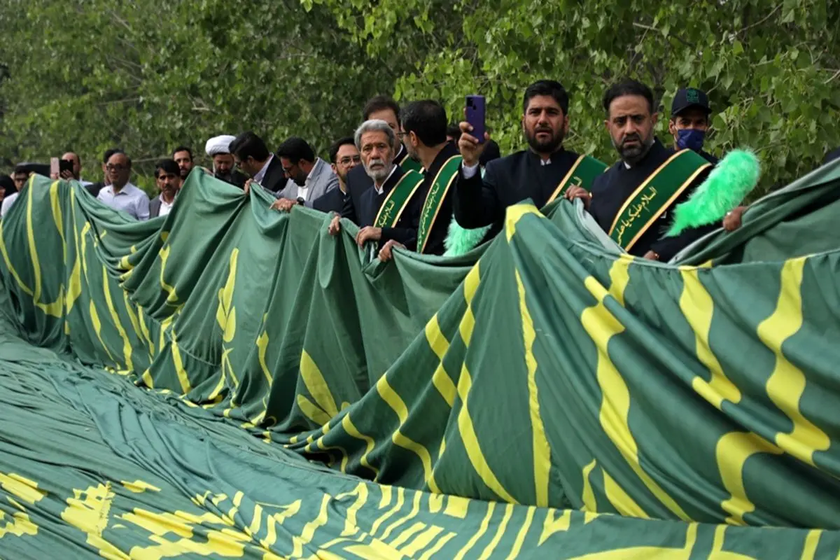 اهتزاز بزرگترین پرچم سبز حرم رضوی - تهران