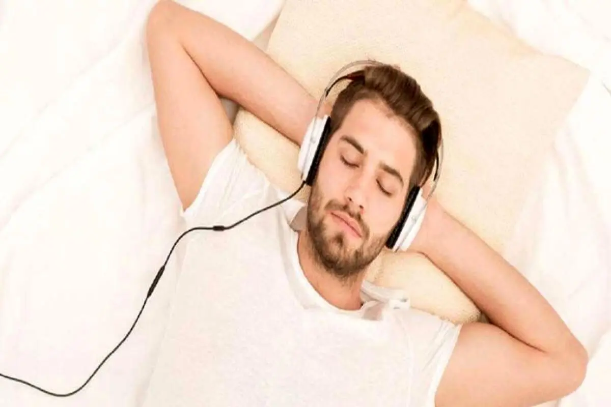 بلایی که گوش دادن به موسیقی قبل از خواب به سرتان می‌آورد