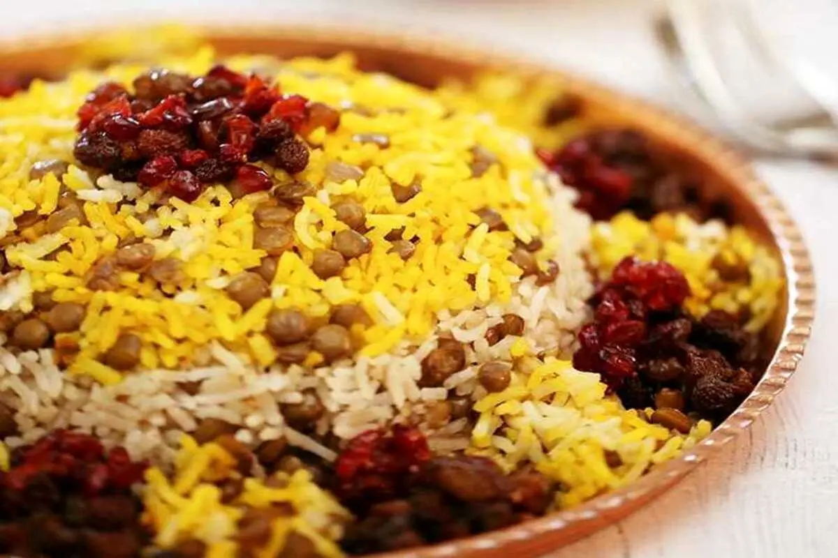 طرز تهیه عدس پلو با گوشت چرخ کرده و کشمش