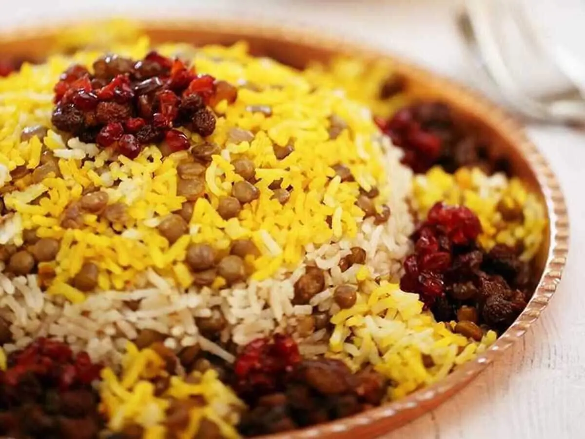 طرز تهیه عدس پلو با گوشت چرخ کرده و کشمش
