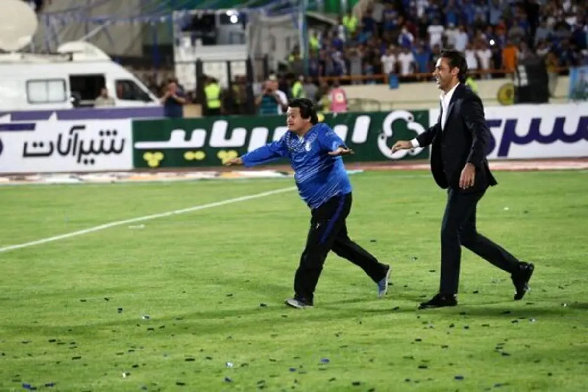 سجده شکر فرهاد مجیدی جنجالی شد + عکس
