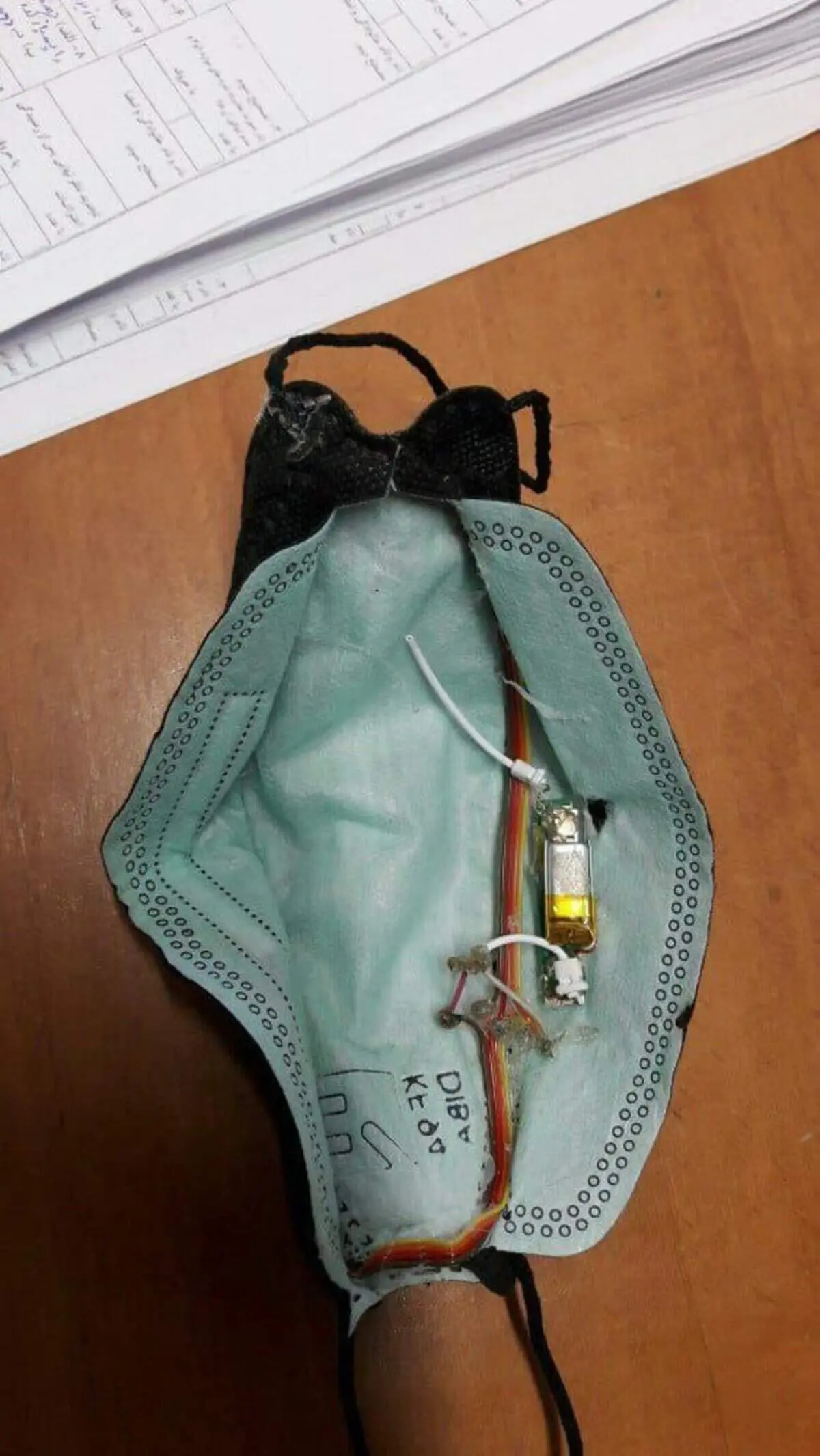 جابجایی مرزهای تقلب در تبریز؛ جاسازی میکروفون در ماسک! + عکس