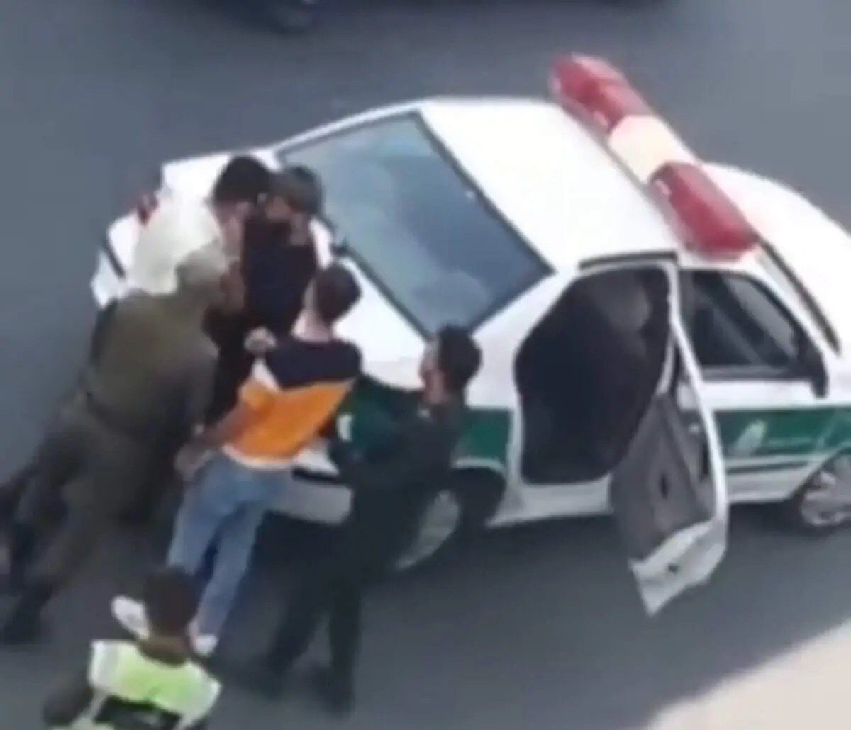 ضرب و شتم شهروند توسط مامور پلیس در شهریار + فیلم