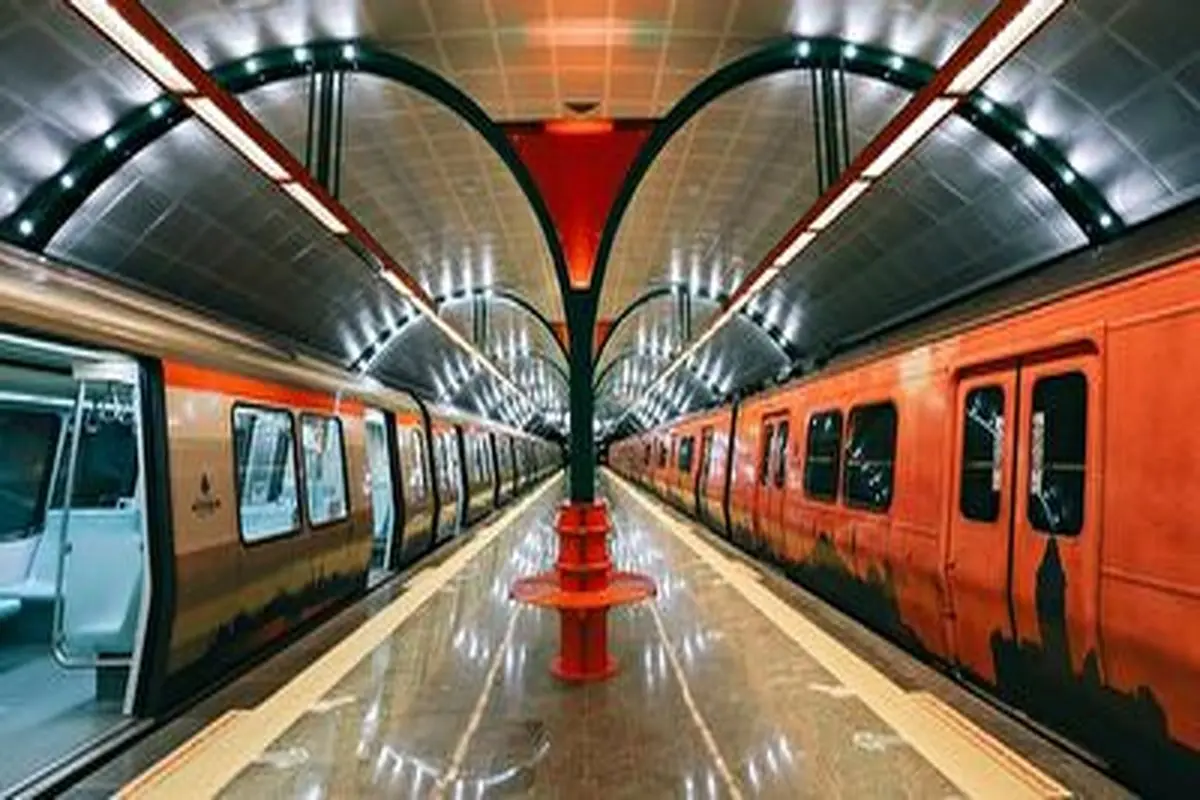 بزن بزن دو مسافر روی پله برقی در ایستگاه مترو استانبول + فیلم
