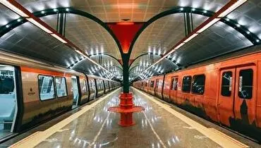 بزن بزن دو مسافر روی پله برقی در ایستگاه مترو استانبول + فیلم